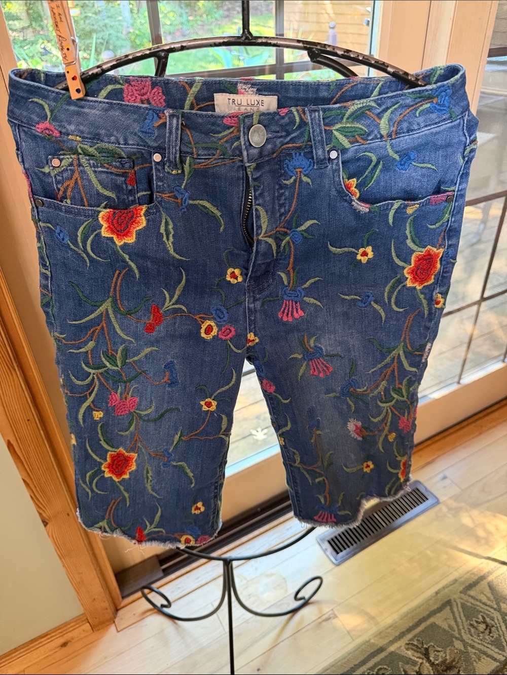 Tru Luxe Blue Embroidered Floral Jean Shorts Sz 8 w Pockets Dark Wash Frayed Hem